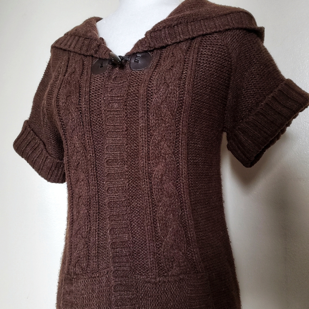Dark brown, short sleeve cable knit hoody